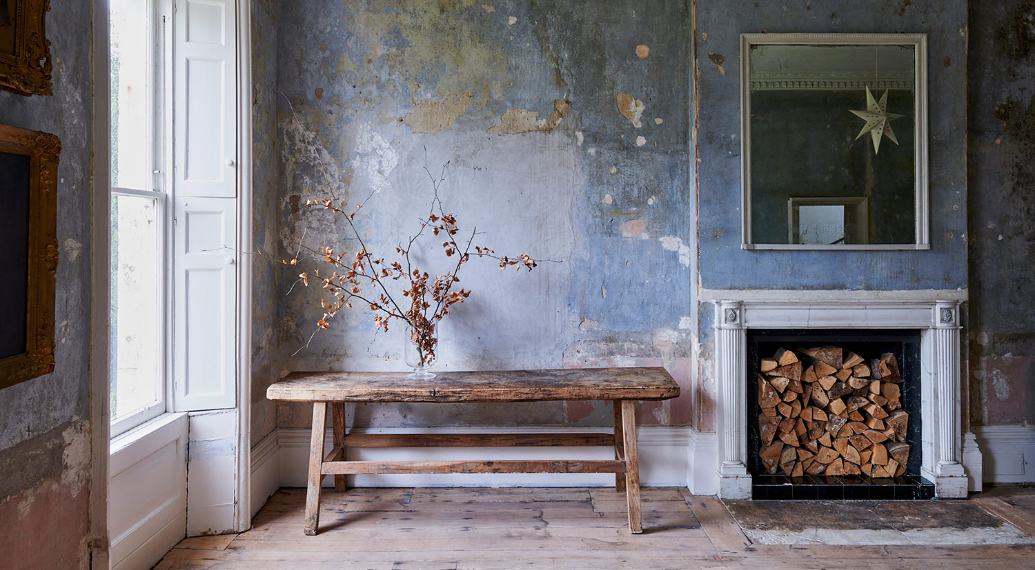 Dining room with beautiful distressed walls and large windows in a Georgian house in Bath