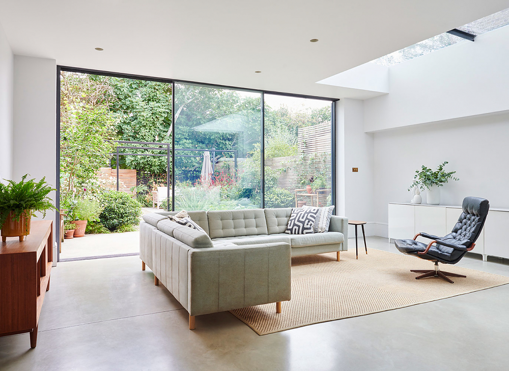 Modern, spacious living space with great proportions and large floor-to-ceiling windows
